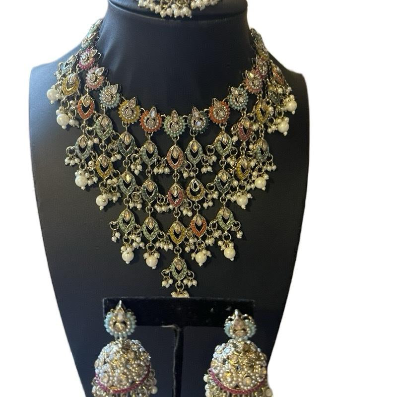 "Royal Radiance: Kundan Necklace, Earrings & Bindi Set 👑💫" Step into elegance with this stunning Kundan jewelry set, including a necklace, earrings, and bindi—ideal for weddings, festivals, or any special event. ✨💖