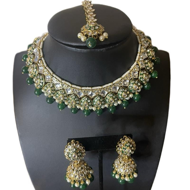 "Royal Radiance: Kundan Necklace, Earrings & Bindi Set 👑💫" Step into elegance with this stunning Kundan jewelry set, including a necklace, earrings, and bindi—ideal for weddings, festivals, or any special event. ✨💖
