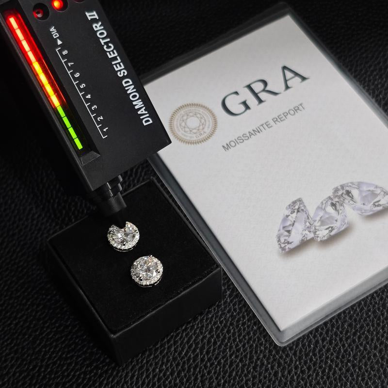 "Eternal Brilliance: Moissanite Twist Stud Earrings 💎✨" Shine forever with these classic four-prong twist stud earrings, crafted in S925 sterling silver and featuring dazzling moissanite stones. 💫💖