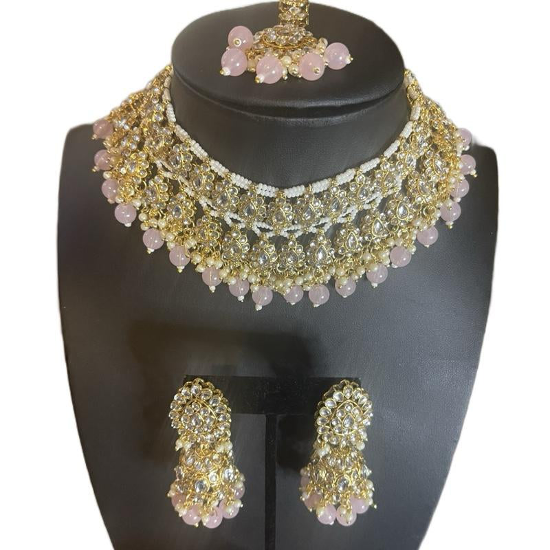 "Royal Radiance: Kundan Necklace, Earrings & Bindi Set 👑💫" Step into elegance with this stunning Kundan jewelry set, including a necklace, earrings, and bindi—ideal for weddings, festivals, or any special event. ✨💖