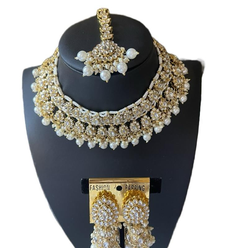 "Royal Radiance: Kundan Necklace, Earrings & Bindi Set 👑💫" Step into elegance with this stunning Kundan jewelry set, including a necklace, earrings, and bindi—ideal for weddings, festivals, or any special event. ✨💖
