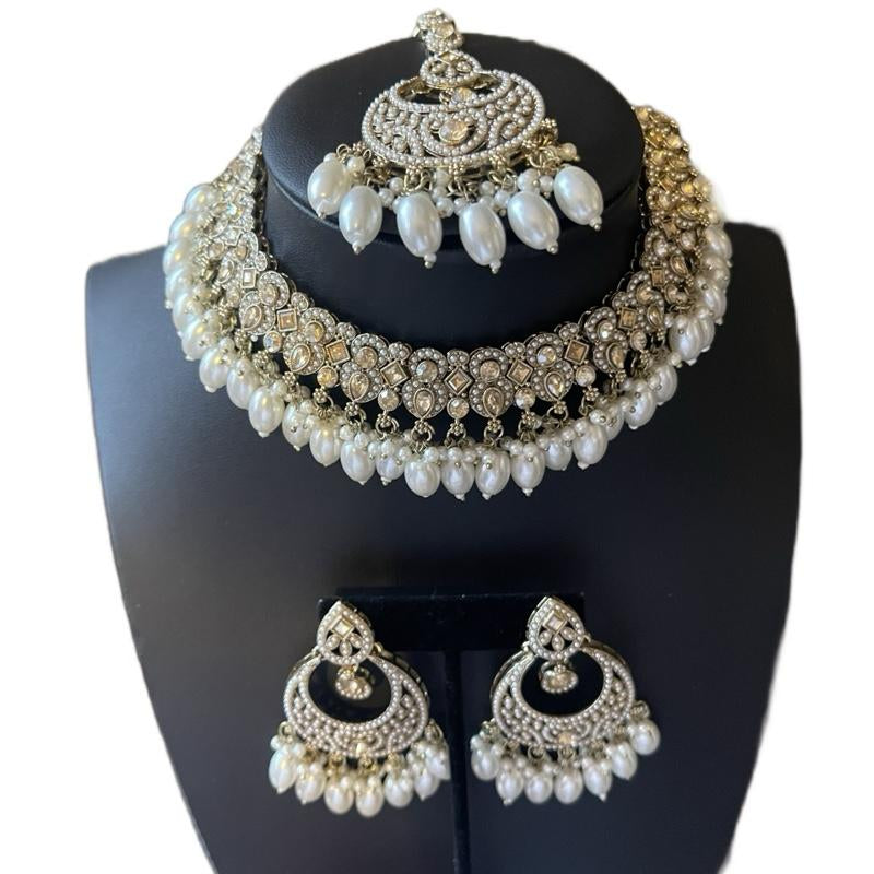 "Royal Radiance: Kundan Necklace, Earrings & Bindi Set 👑💫" Step into elegance with this stunning Kundan jewelry set, including a necklace, earrings, and bindi—ideal for weddings, festivals, or any special event. ✨💖