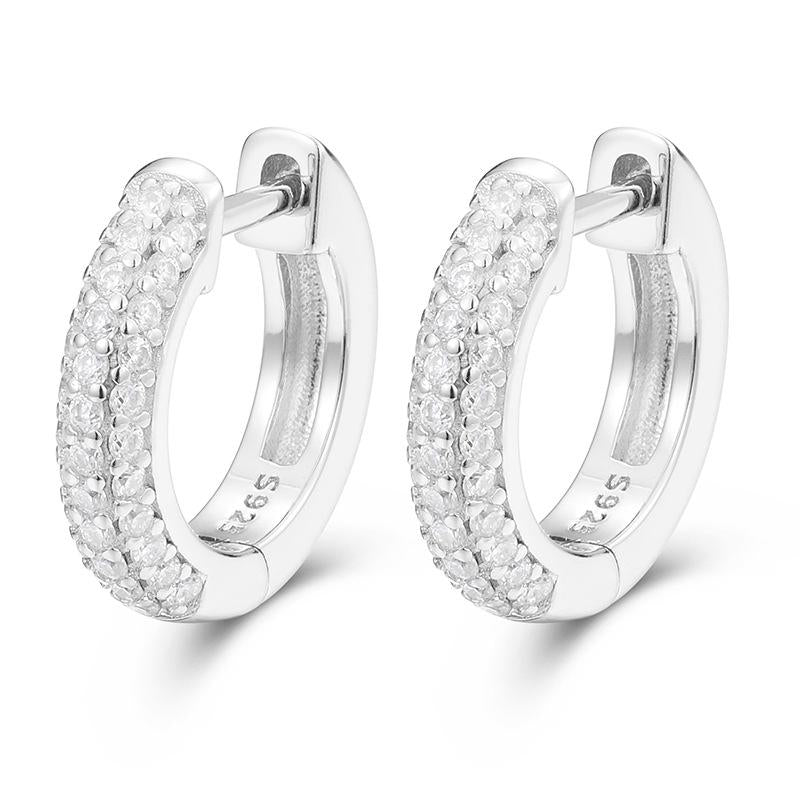 "Mom’s Sparkle: Moissanite Huggie Earrings for Mother’s Day 💖💎" Show her how much she shines with these luxurious D color VVS synthetic moissanite huggie earrings—perfect for Mother’s Day! 🌷💎