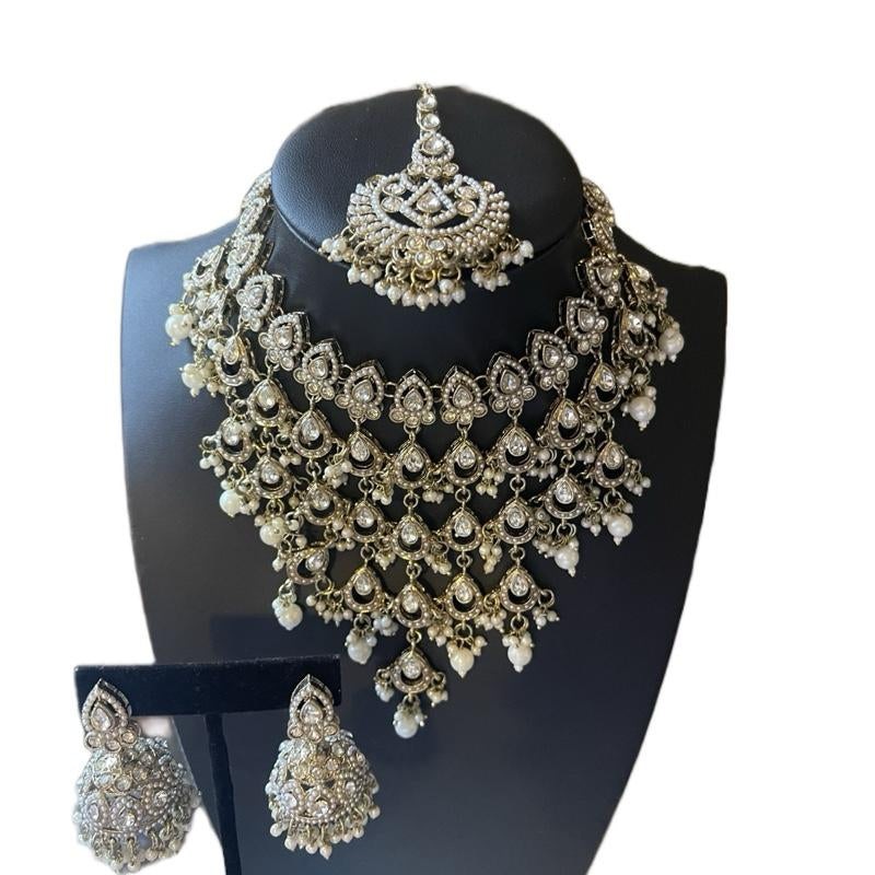 "Royal Radiance: Kundan Necklace, Earrings & Bindi Set 👑💫" Step into elegance with this stunning Kundan jewelry set, including a necklace, earrings, and bindi—ideal for weddings, festivals, or any special event. ✨💖