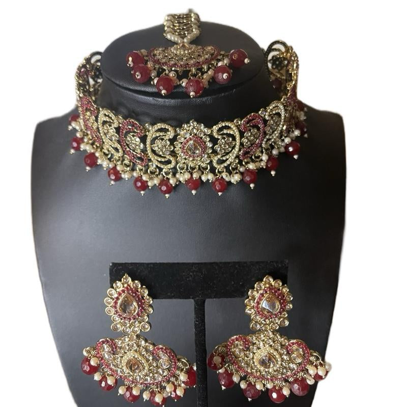 "Royal Radiance: Kundan Necklace, Earrings & Bindi Set 👑💫" Step into elegance with this stunning Kundan jewelry set, including a necklace, earrings, and bindi—ideal for weddings, festivals, or any special event. ✨💖