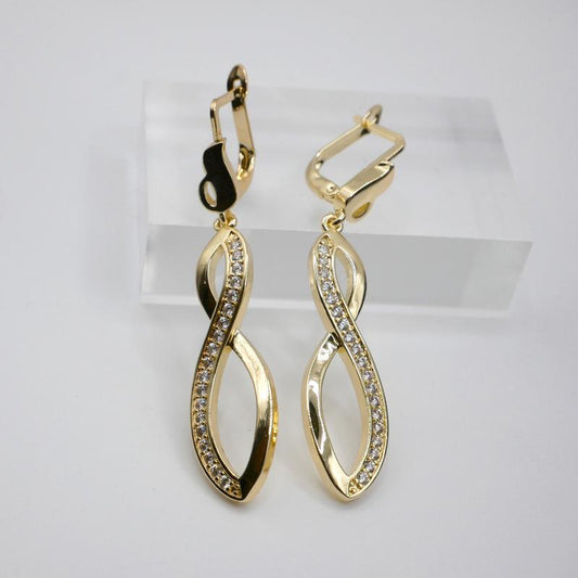 Golden Glamour: 14K Gold Plated Dangle Earrings ✨💛"  Shine bright with these exquisite 14K gold-plated dangle earrings, a timeless accessory for any jewelry collection. 🌟💖
