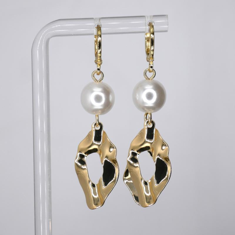 Golden Glamour: 14K Gold Plated Dangle Earrings ✨💛"  Shine bright with these exquisite 14K gold-plated dangle earrings, a timeless accessory for any jewelry collection. 🌟💖