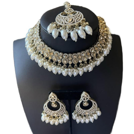 "Royal Radiance: Kundan Necklace, Earrings & Bindi Set 👑💫"  Step into elegance with this stunning Kundan jewelry set, including a necklace, earrings, and bindi—ideal for weddings, festivals, or any special event. ✨💖