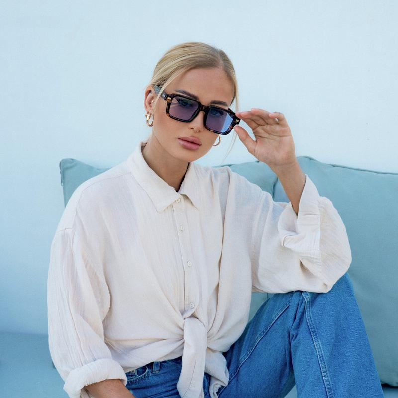 Classic Cool: SOJOS Retro Square Sunglasses 🖤🌞"  Embrace the vintage charm of these polarized square sunglasses, designed with a timeless 70s & 80s rectangle shape for ultimate sun protection. 🕶️✨